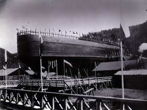 Nr stoczni 647, Bajkał. Pokazuje parowiec promowy do łamania lodu, który jest gotowy do wypuszczenia na jezioro Bajkał, 1896 r. autorstwa English Photographer